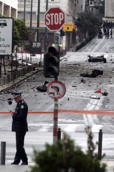 Especialistas examinan las cámaras de seguridad.