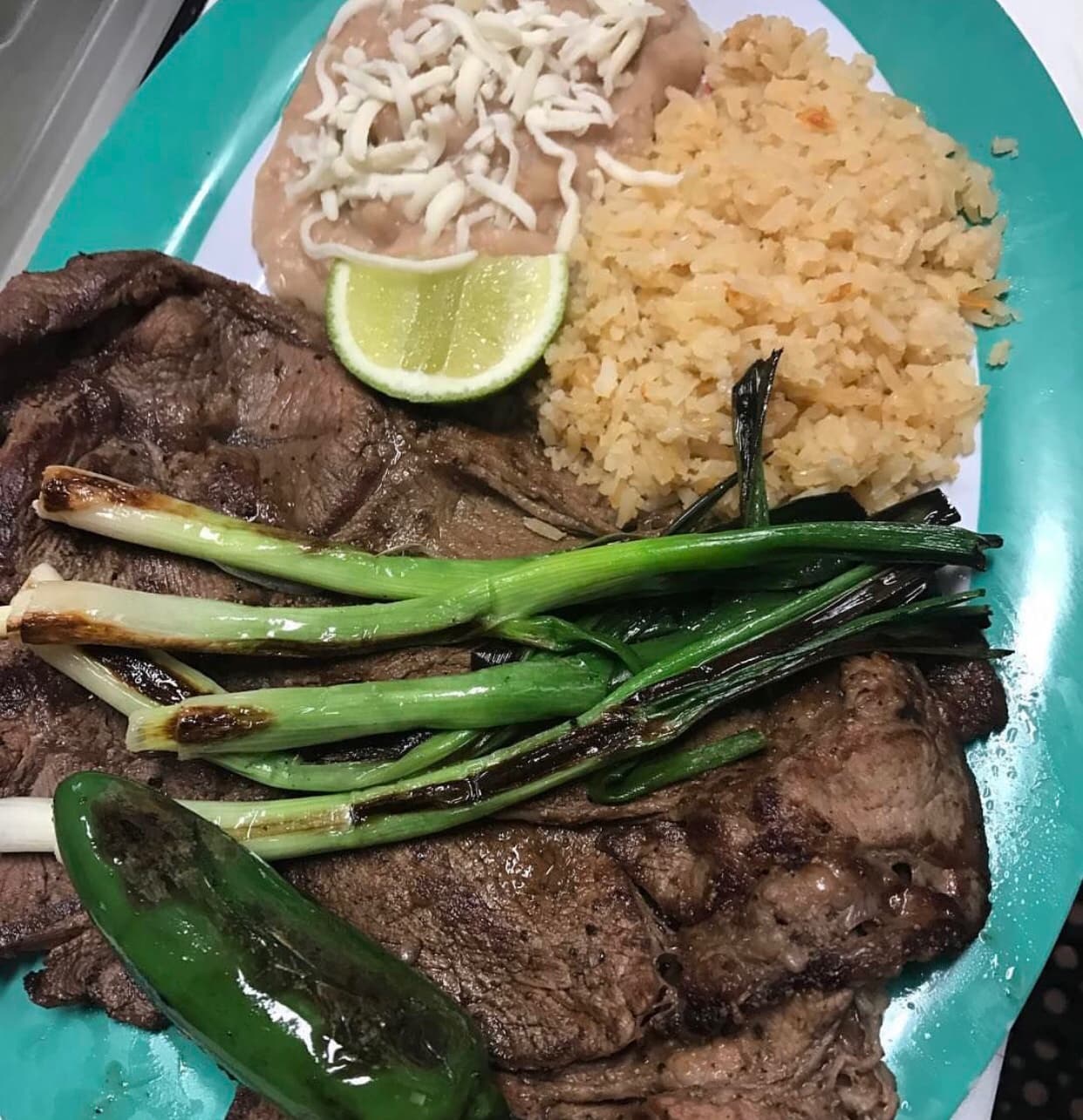 En el menú no puede faltar una carne asada con sus frijoles y arroz.