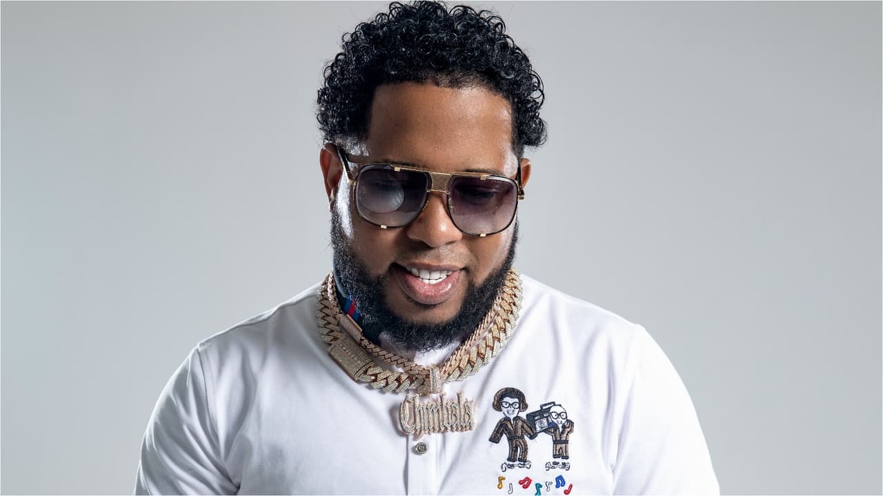 <h3 class="cms-H3-H3"><b>Chimbala</b></h3>
<br>El intérprete del género urbano nominado a Canción del Año – Urbano por el tema ‘Loco’, el cual es una colaboración con Justin Quiles y Zion y Lennox, seguramente nos pondrá a bailar con su música.