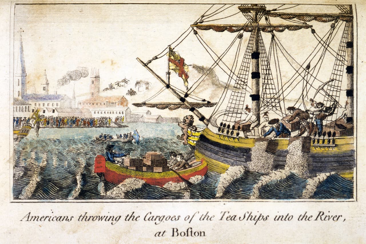 <b>El motín del té en Boston.</b> Esta peculiar protesta política (conocida en inglés como Boston Tea party) ocurrió el 16 de diciembre de 1773 en el muelle Griffin en Boston, Massachusetts. Un grupo de colonos estadounidenses, enojados con los "impuestos sin representación" impuestos por Reino Unido a sus colonias, arrojó 342 cajas de té inglés al agua. Fue el primer desafío estadounidense al dominio británico e impulsó la unión de las 13 colonias para luchar por la independencia.