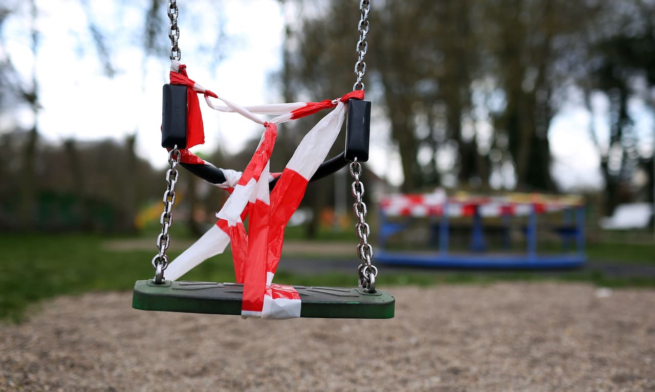 ▪️ Prohibido visitar las zonas de juegos con personas fuera del núcleo familiar
<br>
<br>▪️ Limitar a 30 minutos el uso de los juegos cuando haya otras familias presentes
<br>
<br>▪️ Todos los visitantes deben permanecer a una distancia de 6 pies de otras personas fuera de su núcleo familiar
<br>
<br>▪️ Todos los mayores de 2 años deben usar un cubrebocas