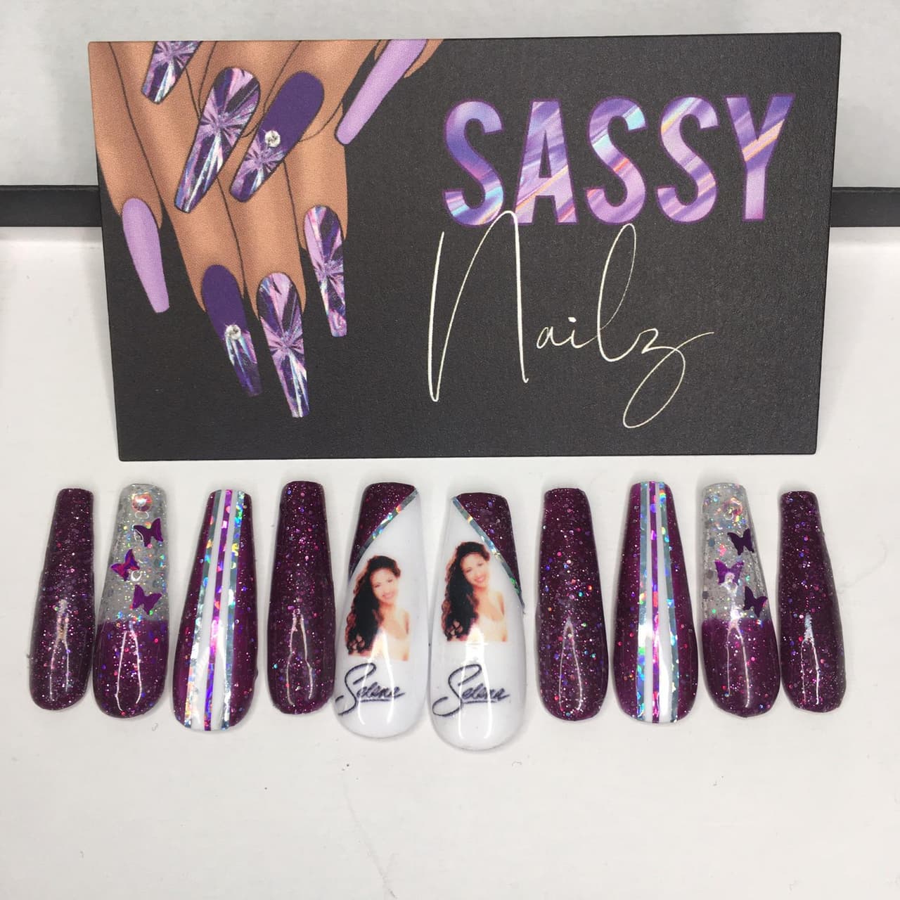 Las uñas extralargas están de moda y esta opción luce perfecta para tenerlas al estilo de Selena.
