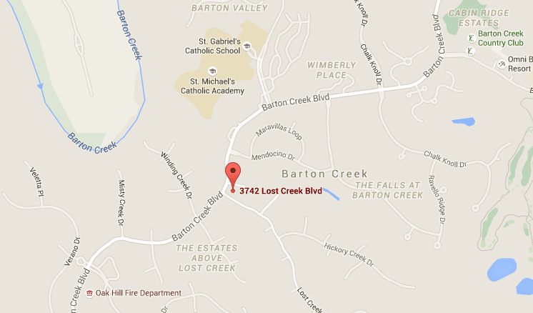 Camión provoca fuga de gas al impactarse contra una casa en Barton Creek 