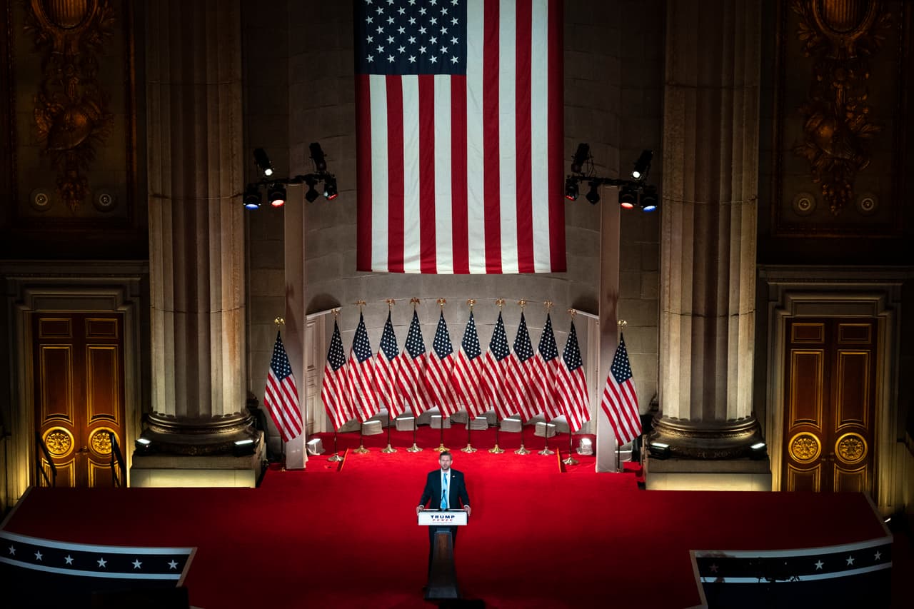 Eric Trump, hijo del presidente, apeló al patriotismo y nacionalismo de los estadounidenses al defender a su padre como un defensor de los vulnerables y olvidados. “Y a todos los estadounidenses orgullosos que dan la sangre por la Roja, Blanca y Azul, mi padre seguirá peleando por ti”, dijo.