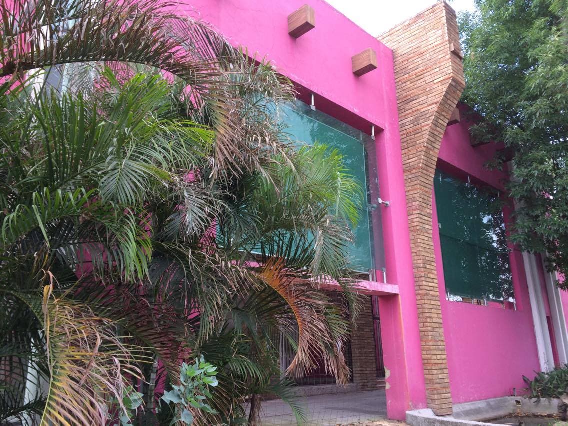 Maria Icela Chávez Martínez y Raúl Flores fueron relacionados con el bar La Camelia, que está ubicado en la colonia Chapalita de Guadalajara, y fue uno de los lugares más populares de la zona. En 2009 fue incautado por la PGR y desde entonces está abandonado. Julión Álvarez dijo en conferencia de prensa que fue en este sitio donde cantó y conoció al capo mexicano.