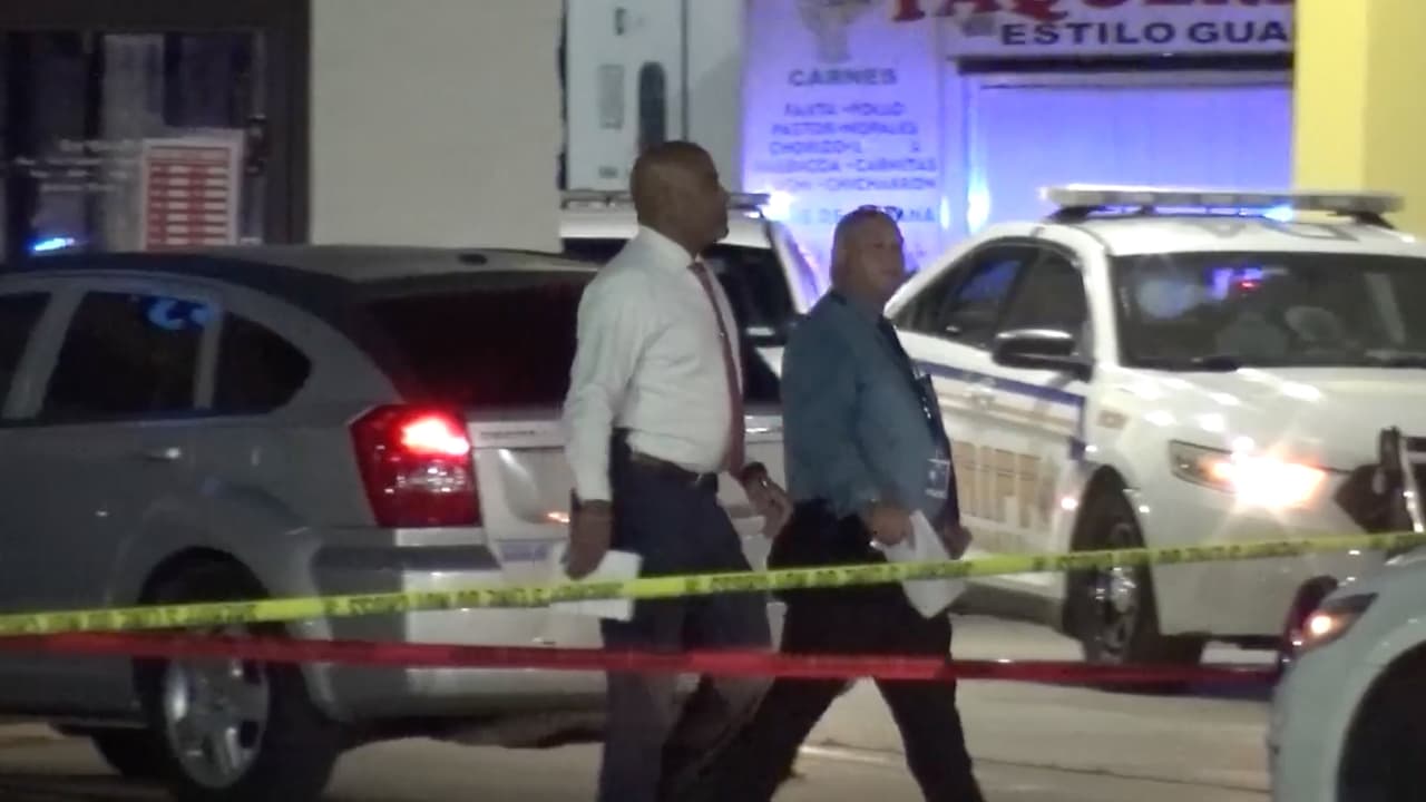 Las autoridades revisan las cámaras de vigilancia y solicitan ayuda ciudadana con información que lleve a esclarecer este caso.