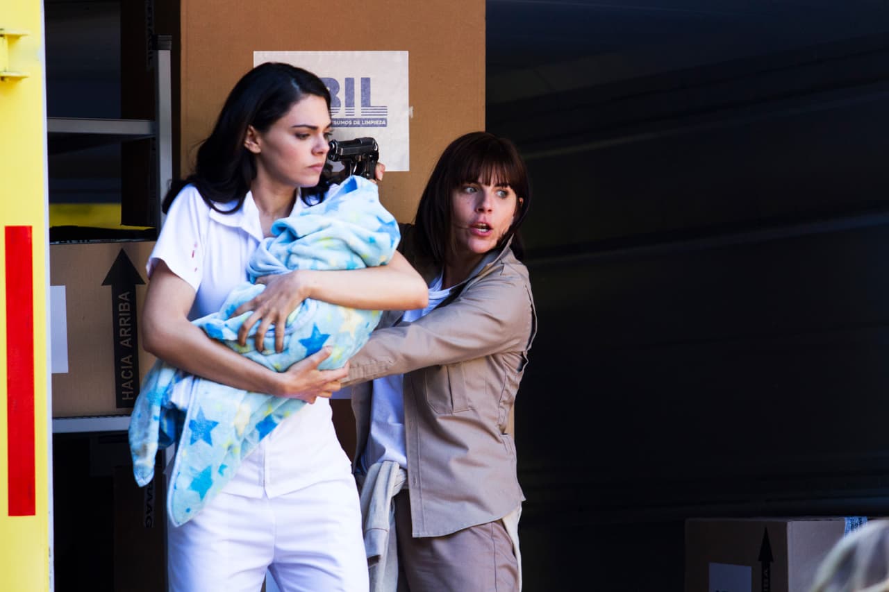 Todos se rindieron ante sus chantajes y salieron con ella de la prisión.