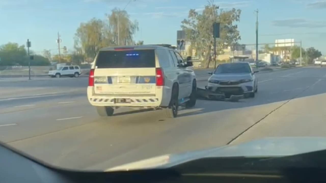 Policía de Phoenix detuvo a un sujeto sospechoso de robo de auto.