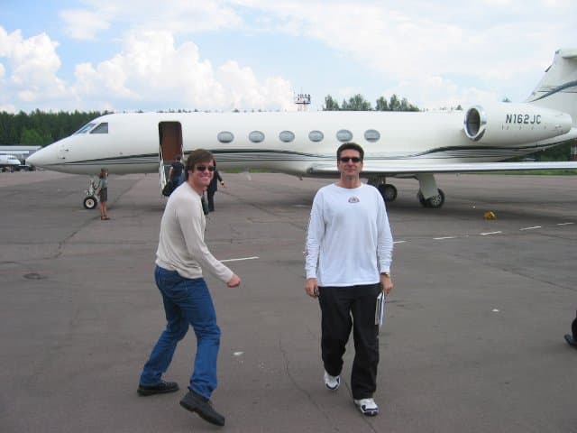 A la hora de elegir aviones, 
<b>Jim</b> 
<b>Carrey</b> demostró estar muy lejos de ser un tonto como Lloyd Christmas, su personaje en la saga “Tonto y Retonto”. Una de sus adquisiciones fue este 
<b>Gulfstream</b> 
<b>V.</b>