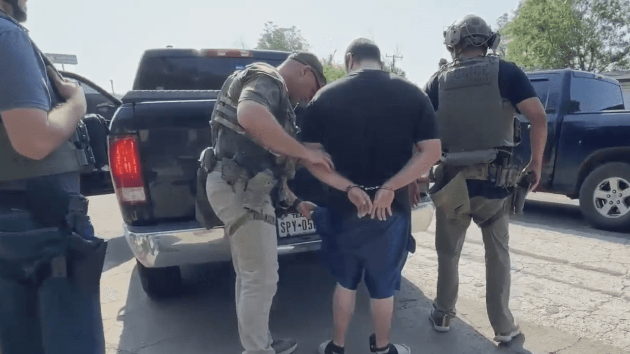 Estos objetos salen de arrestos, escenas del crimen o por parte de los mismos sospechosos. Las autoridades en Texas pueden quedárselos bajo una figura legal conocida como "confiscación de bienes".
<br>
<br>Pero hay organizaciones, como ACLU, que critican esta figura, porque afirman que no tienes que ser arrestado o declarado culpable de un delito para que te quiten la propiedad y después la vendan.