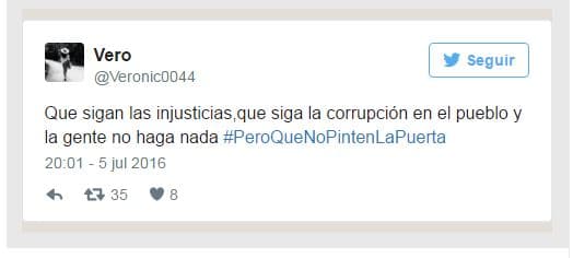 Mediante el hashtag #PeroQueNoPintenLaPuerta se ha cuestionado por qué se protesta por la alteración de la puerta y no por otros problemas sociales.
