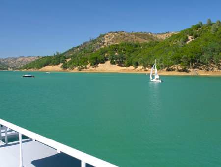 <b>Lake Berryessa</b> — 67 millas, 1:40 horas
<br>
<br>Hay actividades para todo el año en
<a href="https://www.visitnapavalley.com/blog/post/8-things-lake-berryessa/" target="_blank">este lago</a>, incluyendo senderismo, deportes acuáticos y pesca. En el lado este hay un área de vida silvestre, con caminos para novatos y expertos del senderismo.