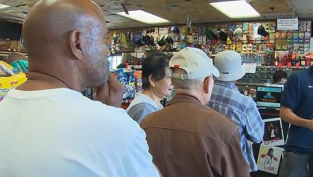 Sin embargo, la abogada Rodríguez indica que, como una persona puede reclamar el premio independientemente de su estatus legal,
<b>será mejor no arriesgarse a que alguien más se quede con el dinero</b>.