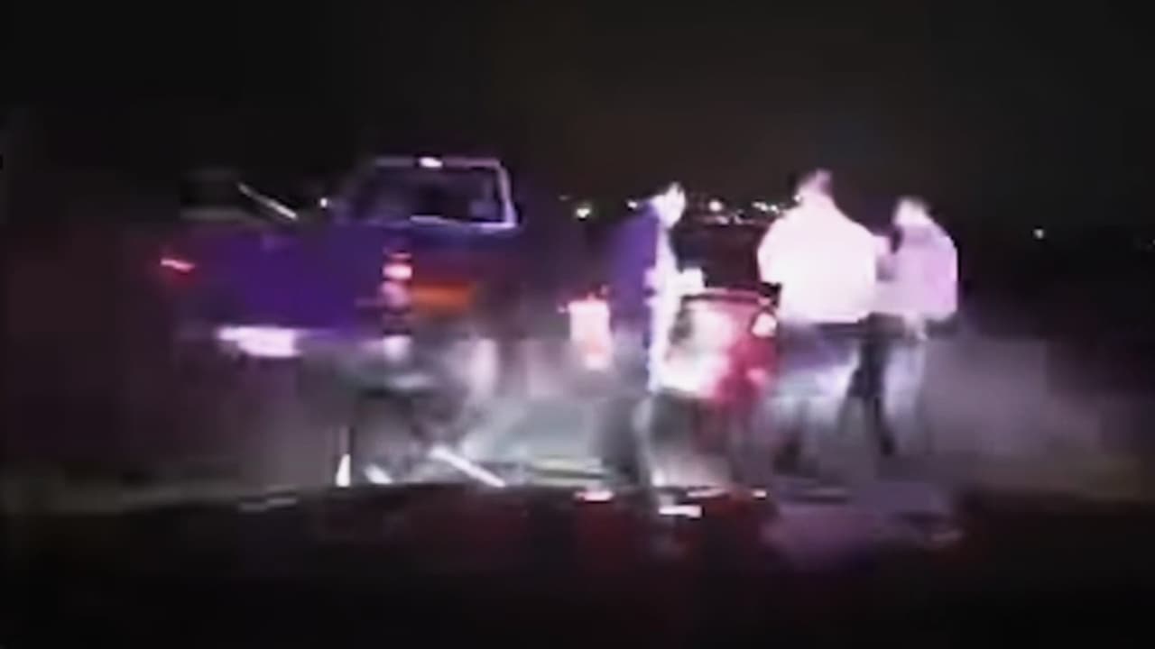 Policías sobreviven a choque durante parada de tráfico en San Antonio