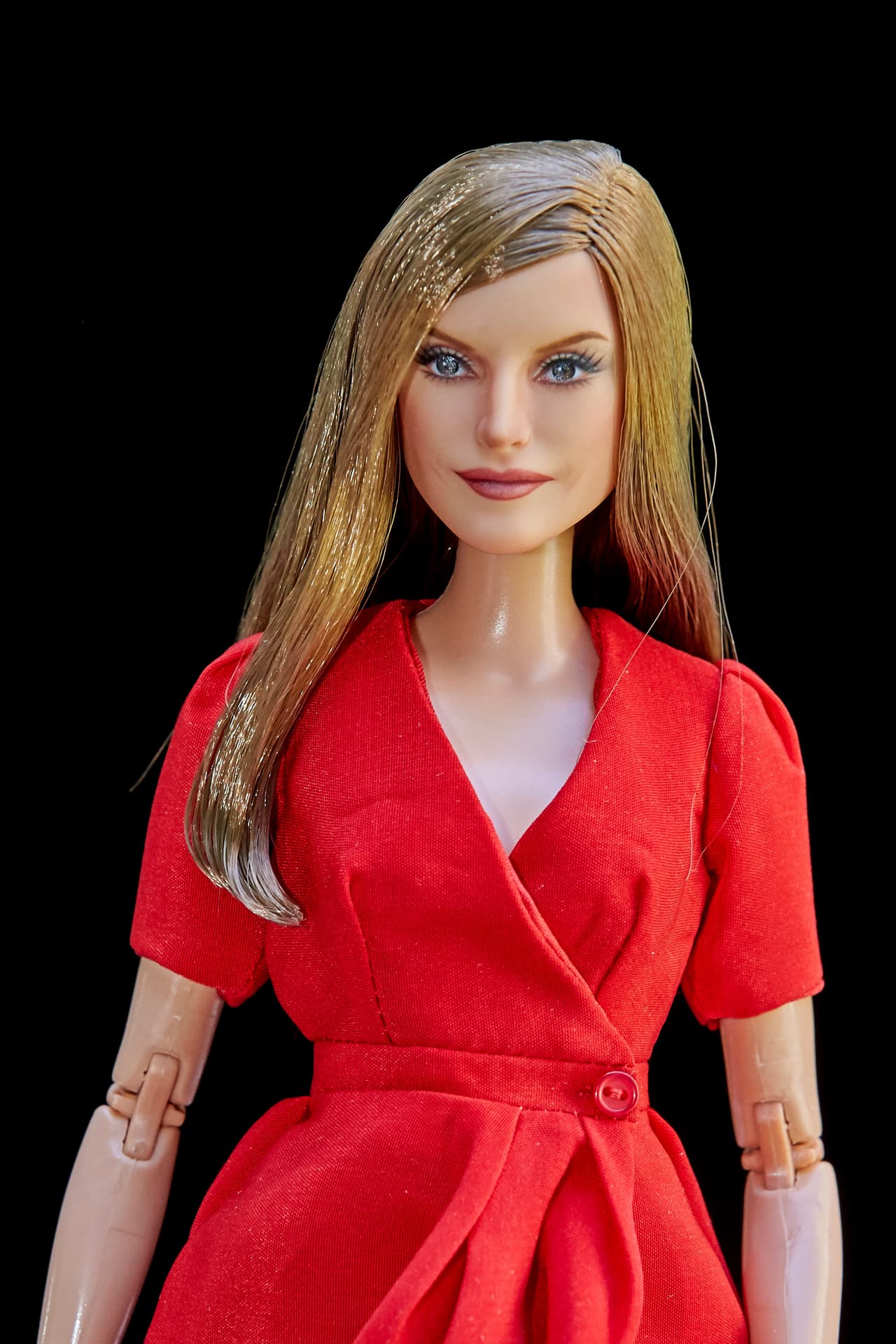 La figura réplica porta uno de los característicos vestidos rojos de la monarca y lleva su cabello castaño ultra lacio dividido a la mitad.