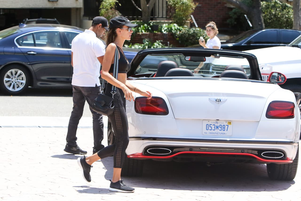 La exitosa modelo brasileña no es tímida al momento de reflejar su éxito, por lo que este Bentley Continental GT Convertible versión 
<b>Speed</b> no desentona con su dueña. El Speed es el más potente de los autos de la línea Continental y esconde bajo su capó un motor V12 Twin-Turbo de 6.0 litros que desarrolla 633 caballos de fuerza.