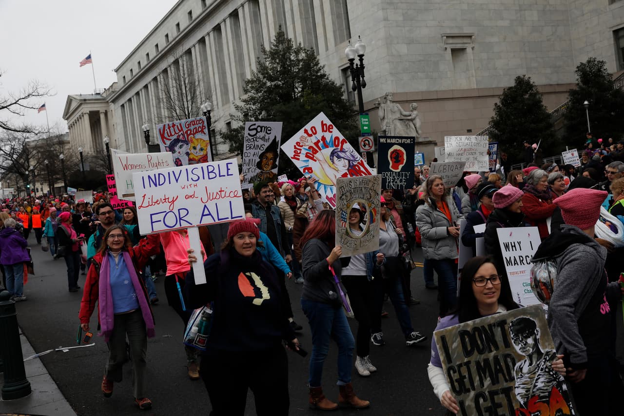 Con gorros rosas y pancartas empezaron las marchas en Washington.