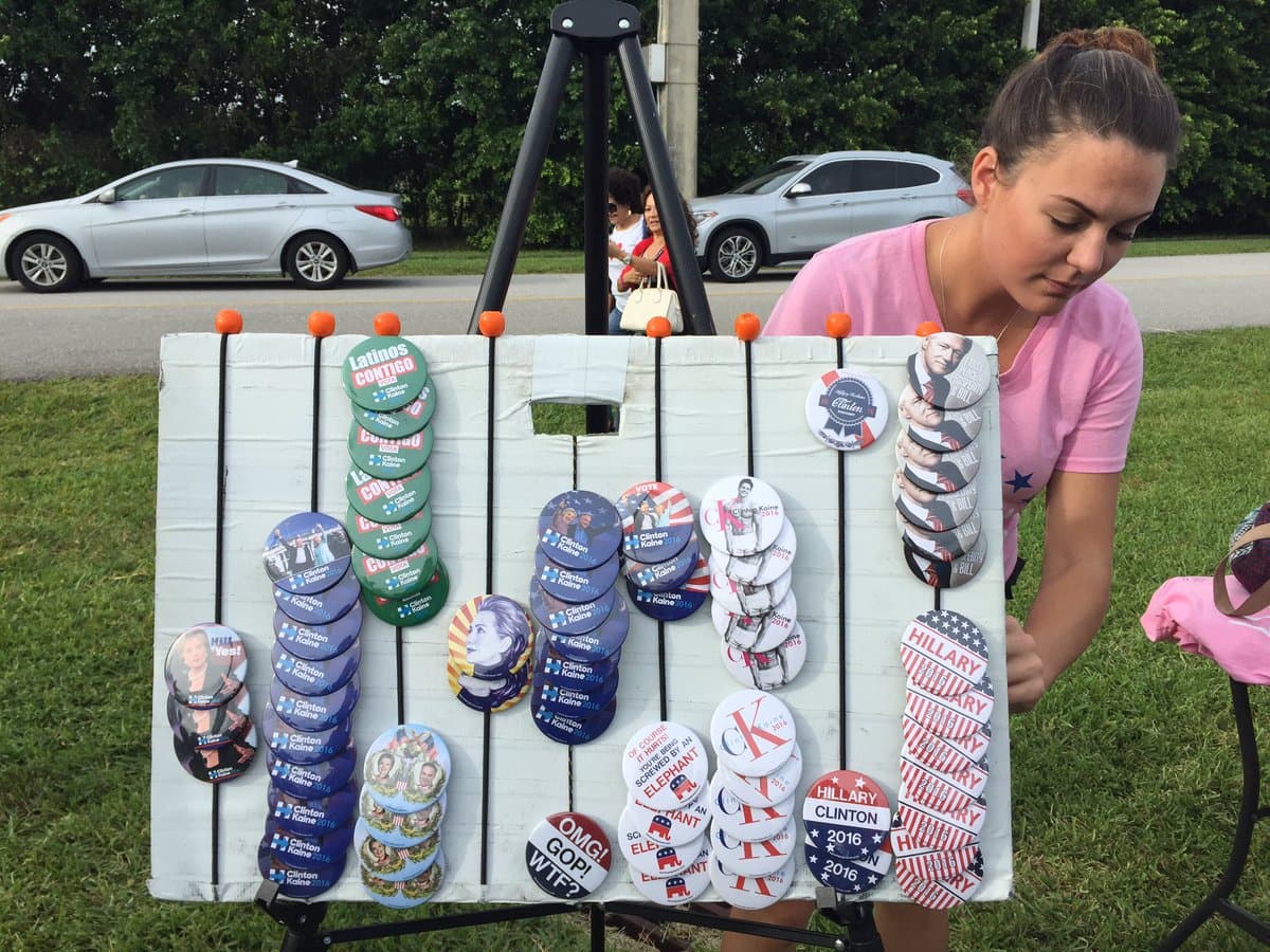 Botones a la venta en evento de Hillary Clinton en Lake Worth, Florida, 26 de octubre de 2016.