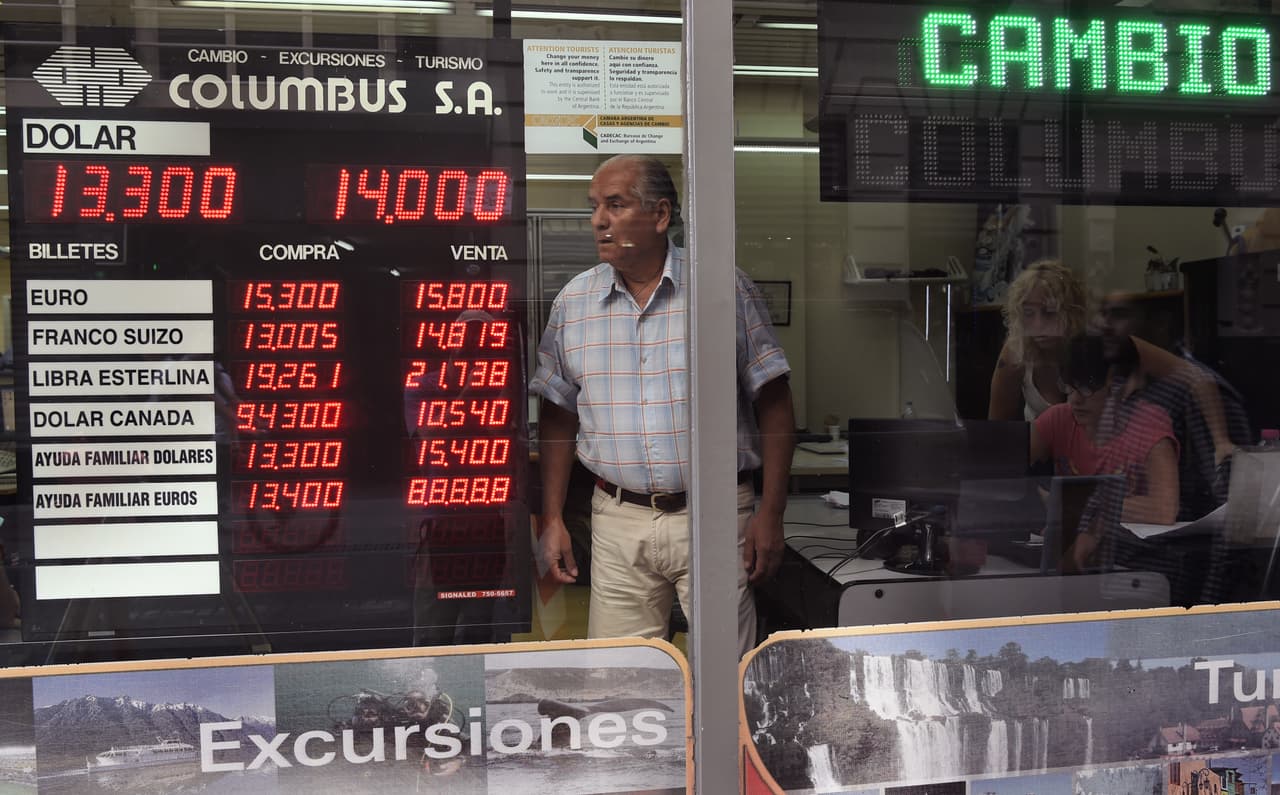 Un hombres en una casa de cambio.