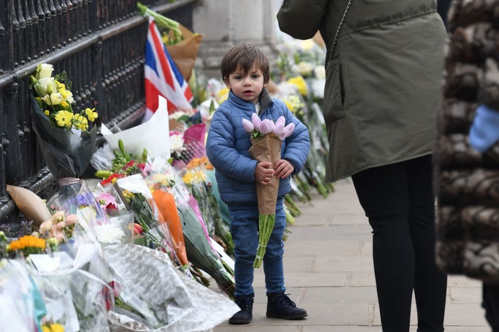 En los muros del palacio las personas están dejando flores, banderas y mensajes en memoria del también conocido como el duque de Edimburgo.