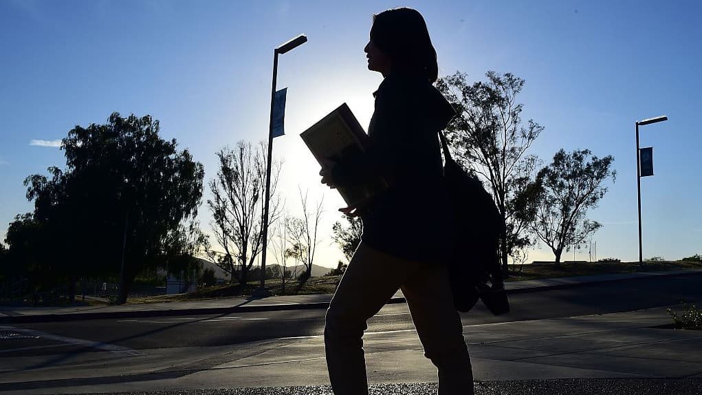 Préstamos estudiantiles: grupos conservadores piden bloquear el plan que eliminaría la deuda a unas 800,000 personas