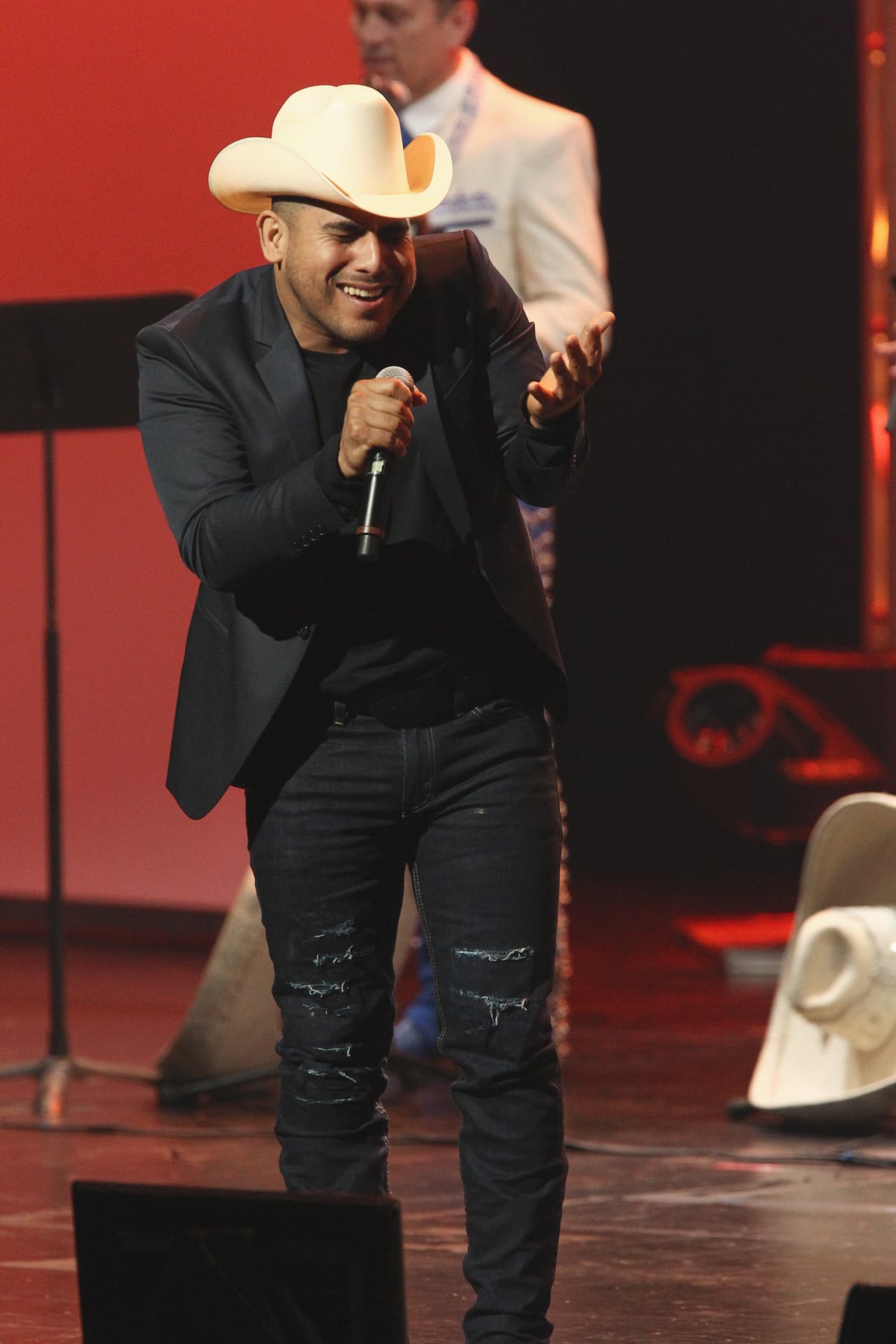 Se comprometió a dar lo mejor en el escenario y Espinoza Paz cumplió.