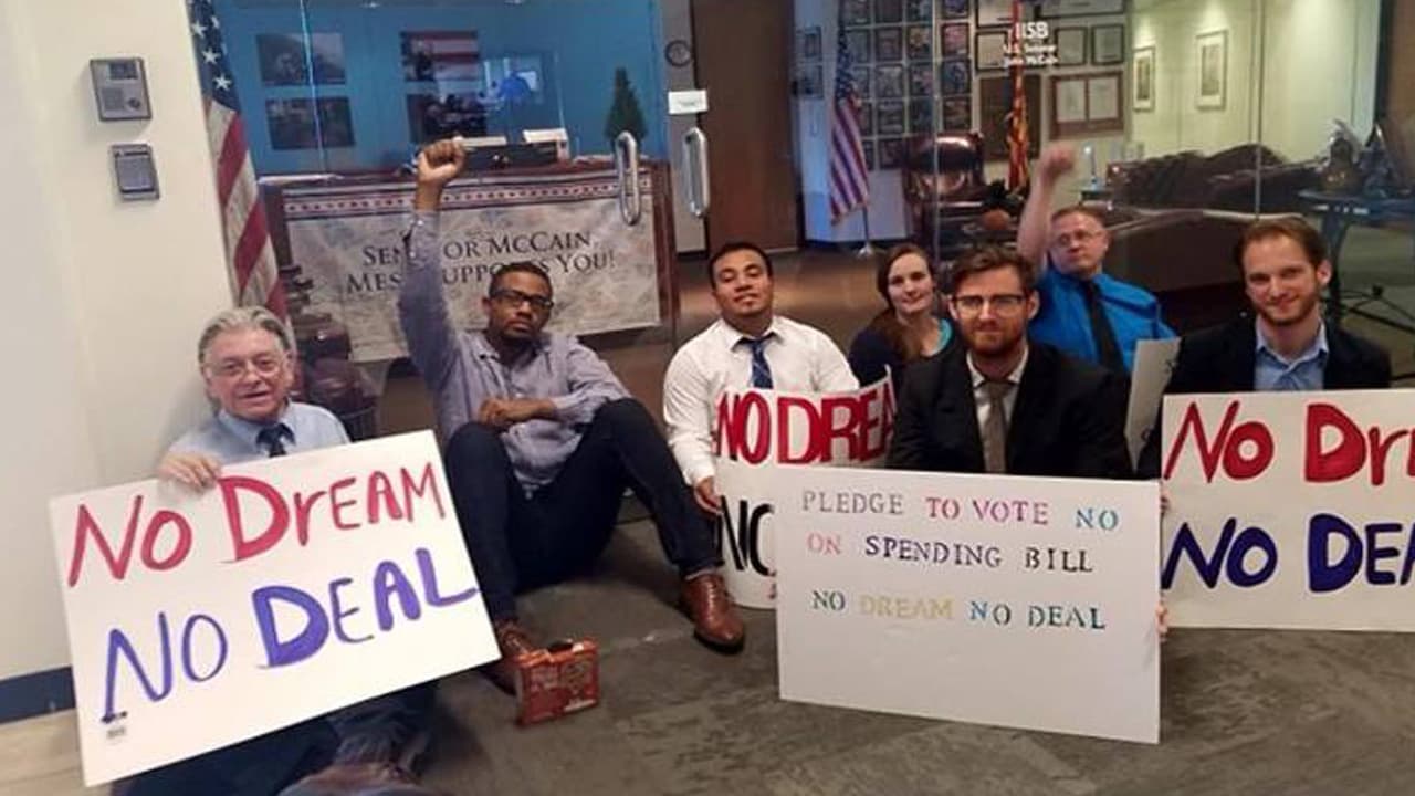 Arrestan a 7 manifestantes que pedían una solución para los dreamers ante la oficina de McCain