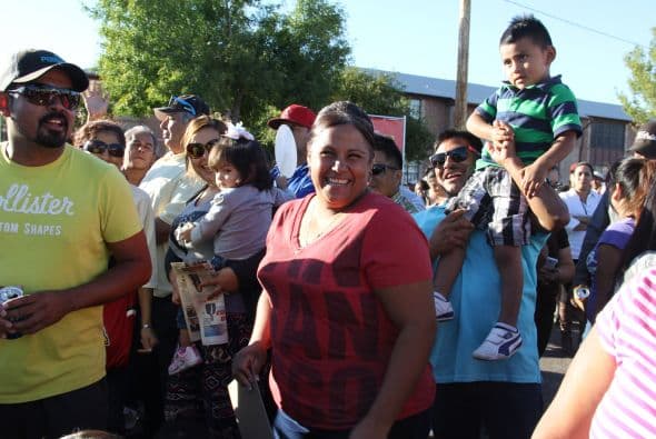 “ Los Canarios de Michoacán” pusieron a bailar a cientos de Arizoneneses en los Latin Grammy Street Parties en Phoenix, quienes no pudieron resistirse al carismático grupo de música regional mexicana, su sonido único del arpa y a sus conocidos sencillos. 