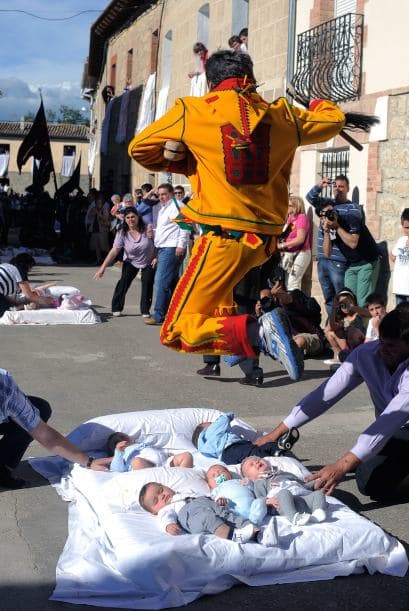 También conocido como el Salto del Colacho simboliza la lucha contra el pecado original con el que nacen los pequeños.