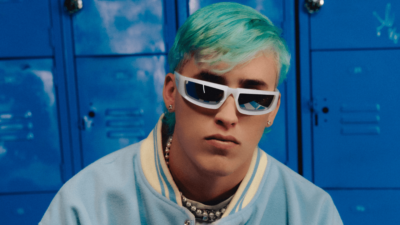 <h2 class="cms-H2-H2">Alejo - 18 años</h2>
<br>
<br>Hablar de Alejo es hablar de Pantysito, la canción que le cambió la vida y lo llevó a la fama. Su intención era ser actor, pero no fue elegido para ser parte de la serie de Nicky Jam, así que decidió irse por la música. A tan corta edad, el puertorriqueño ya tiene canciones junto a Feid y Karol G, y en 2023 estrenó su primer álbum.