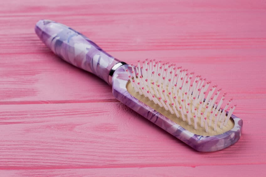 <b>Cepillo de plástico o metal con base blanda.</b> Mezcla un vaso de agua con una cucharadita de bicarbonato y otra de shampoo. Remoja un cepillo de dientes viejo y frótalo por entre las cerdas sin mojar la base blanda.