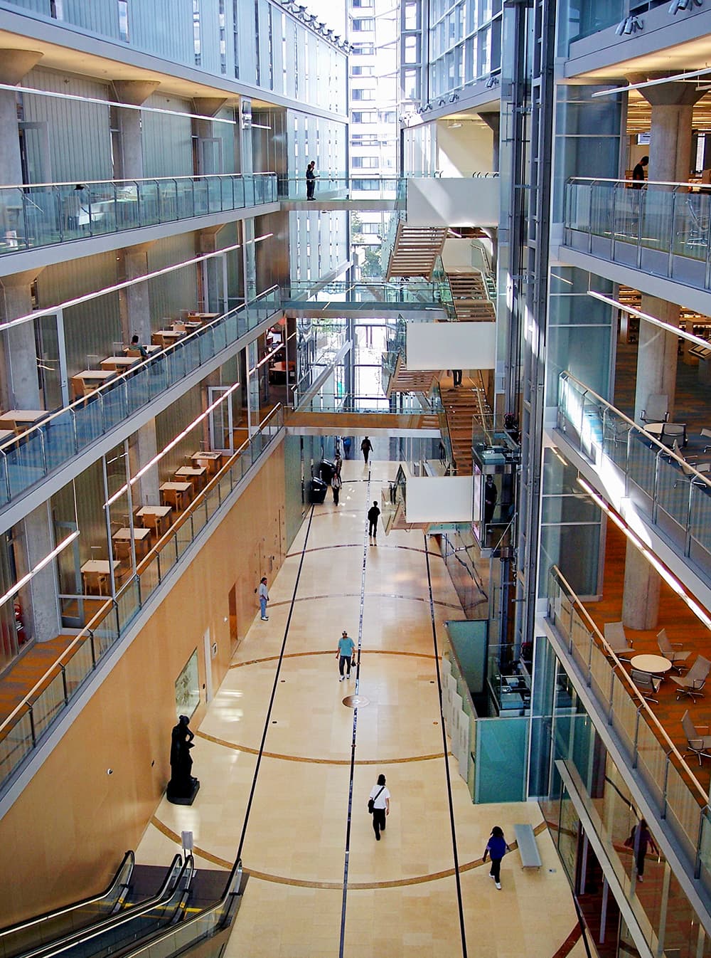 El atrio del sistema de la Biblioteca Central de Minneapolis, completado en 2006, diseñado por César Pelli.