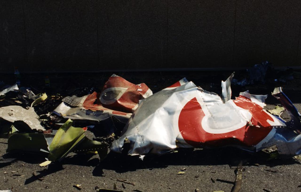 Restos del avión de American Airlines. La investigación de los atentados determinó que un grupo de pasajeros intentó recuperar el control de la aeronave y que su acción posiblemente hizo que se estrellaran antes de llegar a su destino. Se les considera 'héroes' de aquella jornada porque su acción logró evitar más víctimas fatales.