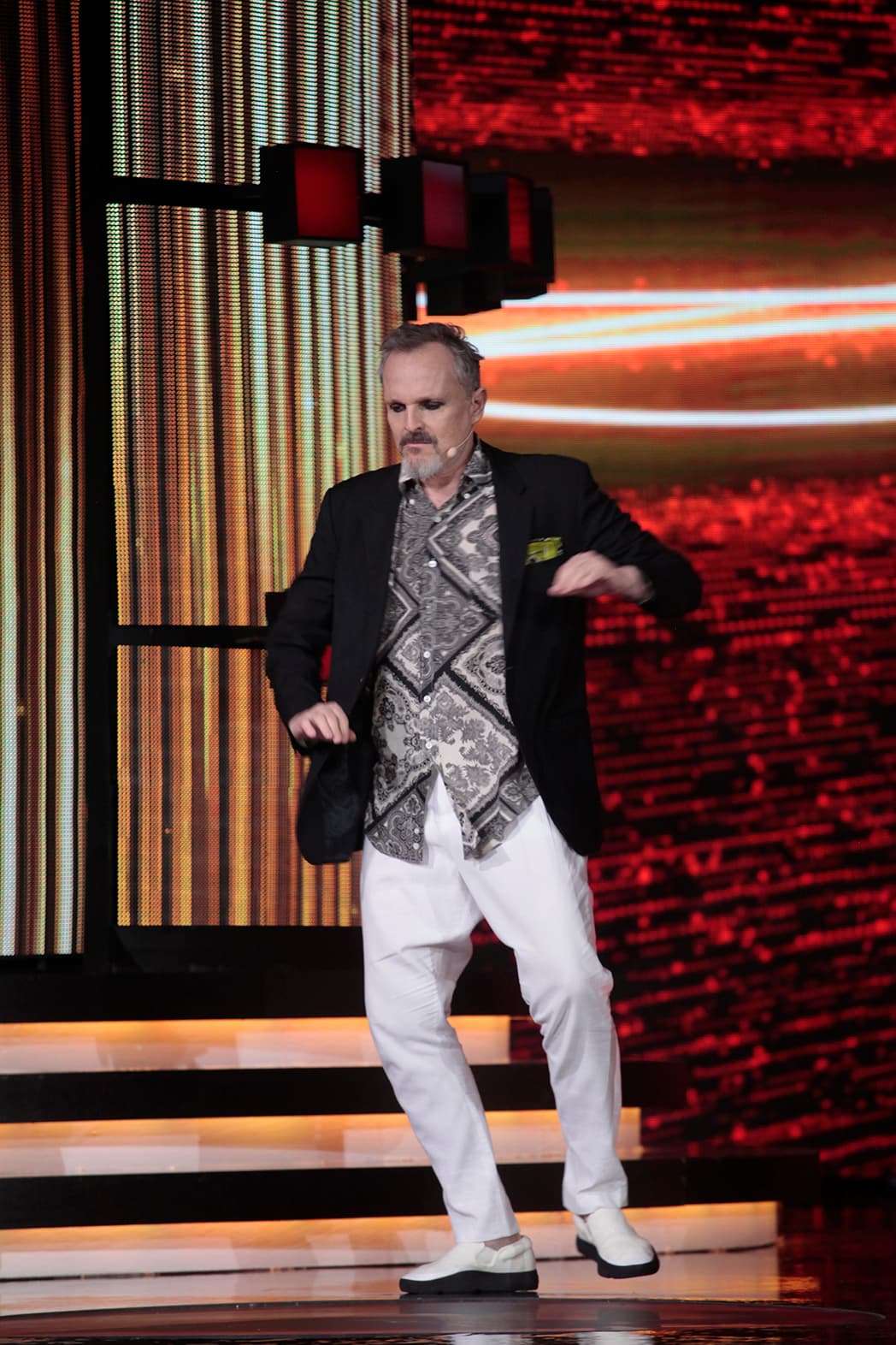 Despué de que el cantante español eligió merengue, los niños bailaron.