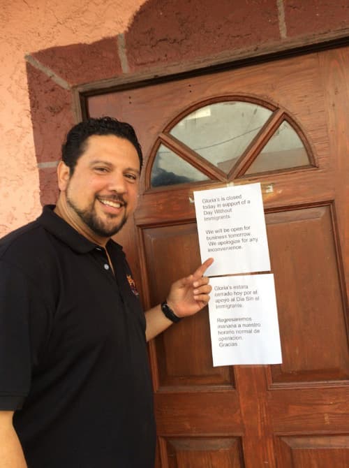 El propietario de ‘Gloria’s’ cerró su establecimiento y le dio el día libre, con pago, a sus empleados.