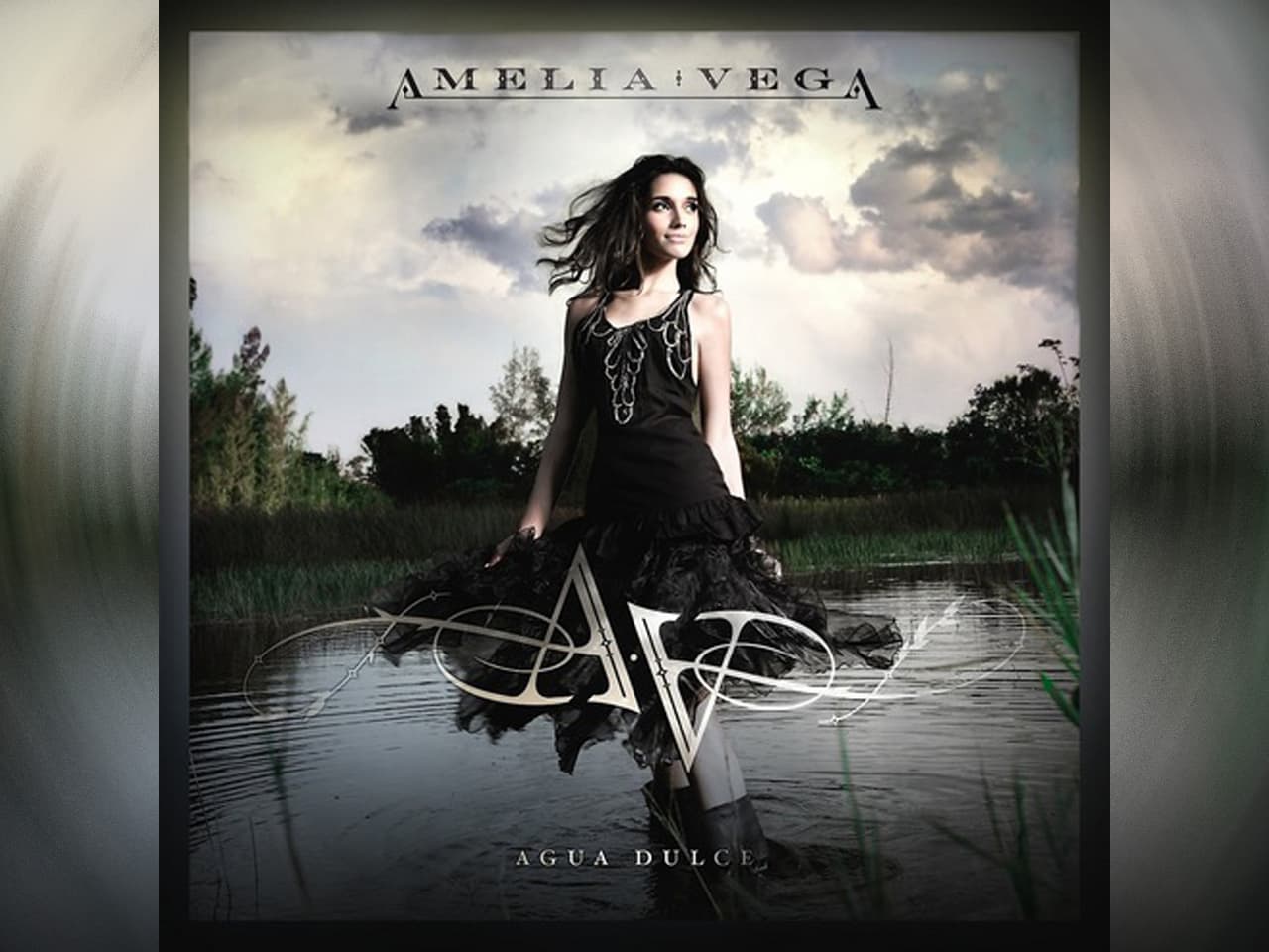 Tras haber estrenado el tema 'Pasa Un Segundito', en 2010, en 2011 lanzó al mercado su álbum debut titulado 'Agua Dulce'.