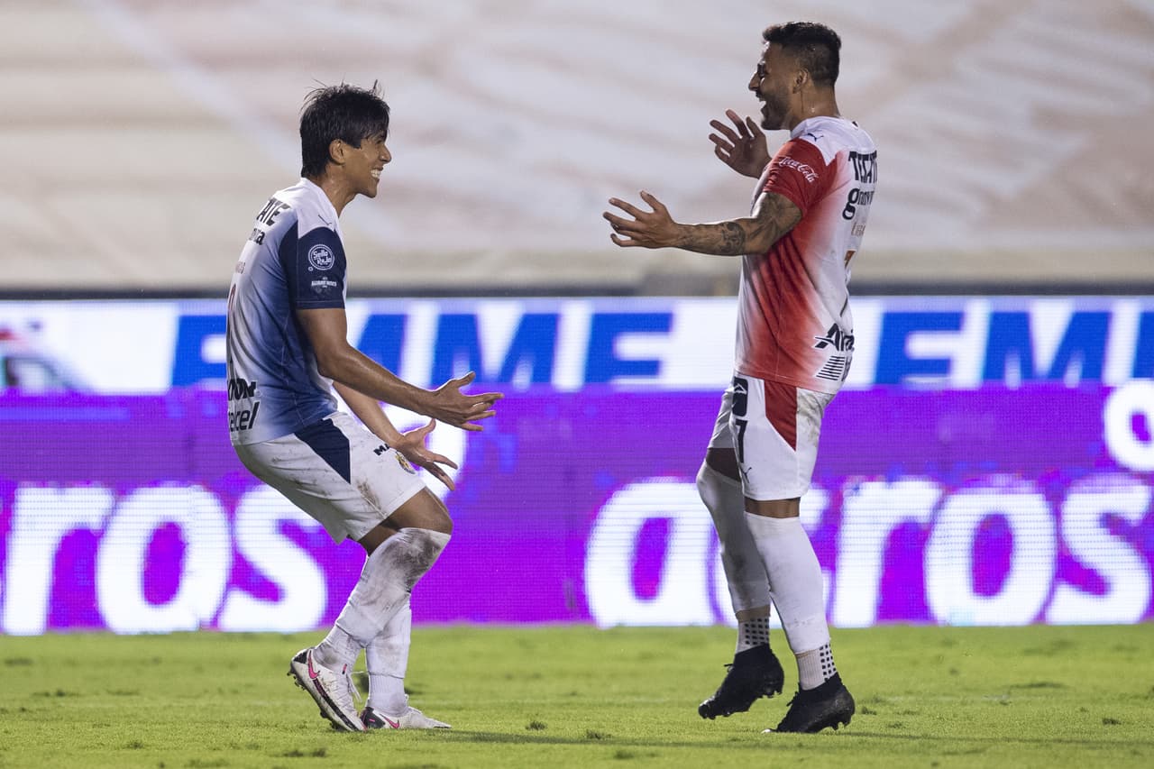 Alexis Vega le filtró un balón para que el ‘JJ’ cruzara el balón y lo mandara al fondo del arco.