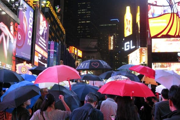 Times Square se cubrió de paraguas de cientos de personas que apoyan las manifestaciones que desde la semana pasada tienen lugar en Hong Kong. Los neoyorkinos bajo el grito “Permanece fuerte Hong Kong” se unieron a la llamada “Revolución de los paraguas”, que busca un “voto libre universal” que termine con el control del gobierno de Pekin sobre las elecciones. Las sombrillas son un símbolo; ya que estas han sido utilizadas por manifestantes para protegerse del gas pimienta de la policía.