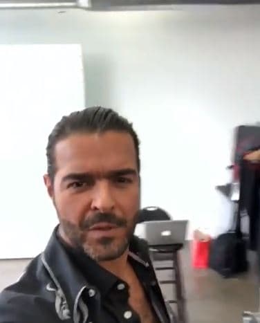 En octubre de ese mismo año, el cantante mexicano agredió verbal y físicamente a un camarógrafo de 
<a href="https://www.youtube.com/watch?v=zoKUJT098vA" target="_blank">El Gordo y La Flaca </a>en la Ciudad de México.