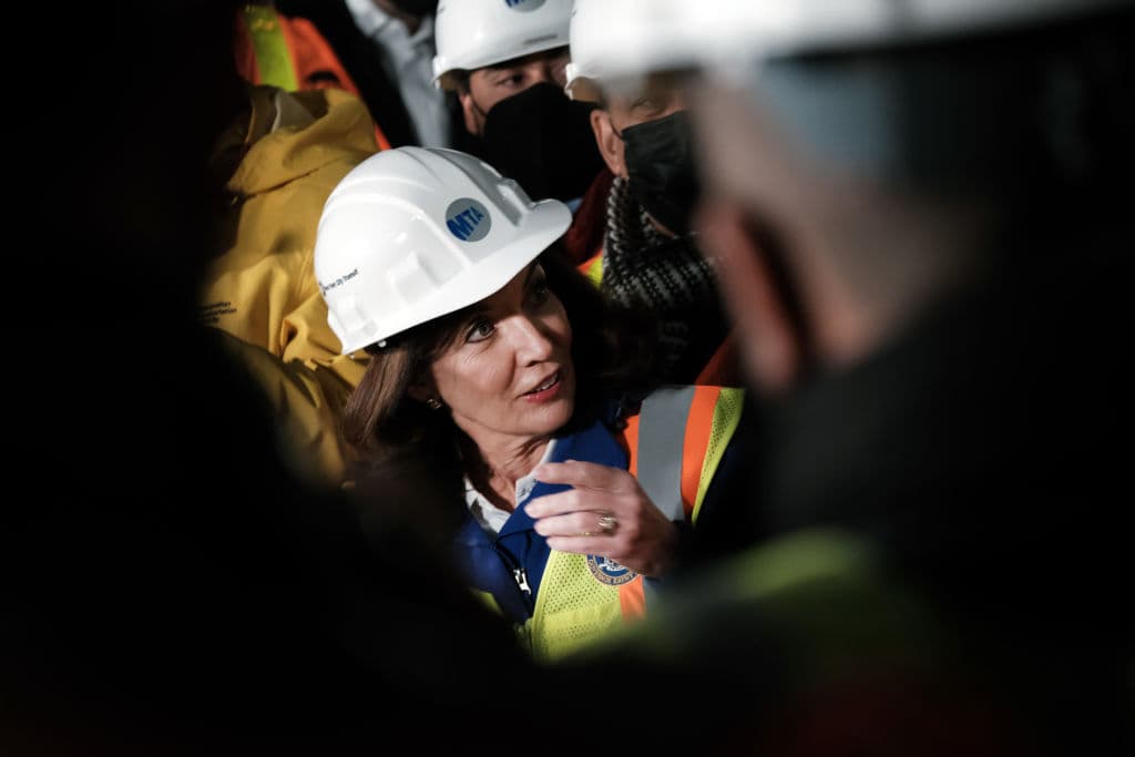 La gobernadora de Nueva York, Kathy Hochul, realizó un recorrido por los túneles del metro de la Segunda Avenida, en East Harlem.
<br>