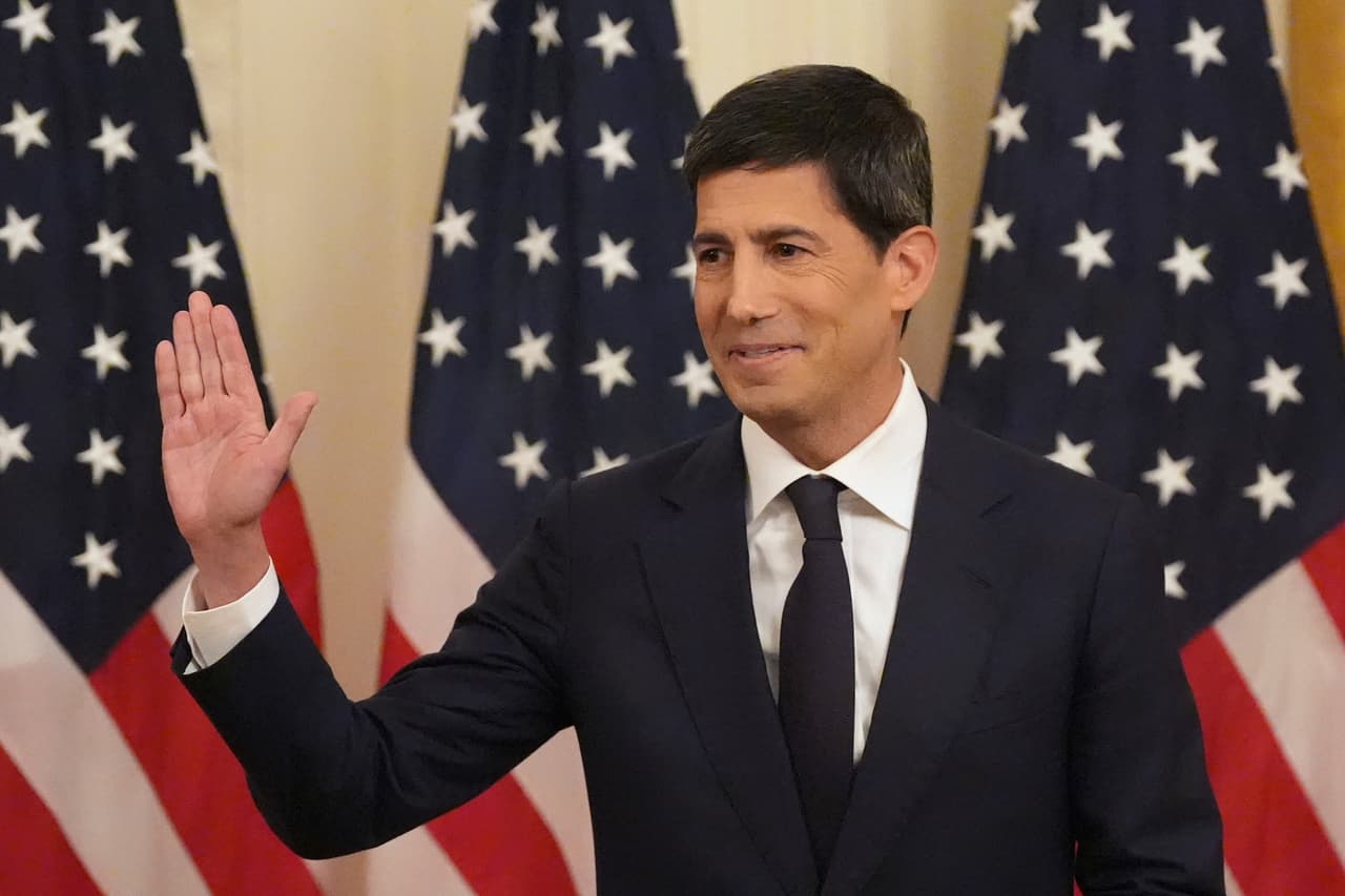 Kevin Warsh asume la presidencia de la Fed con el reto de frenar la inflación y preservar su independencia