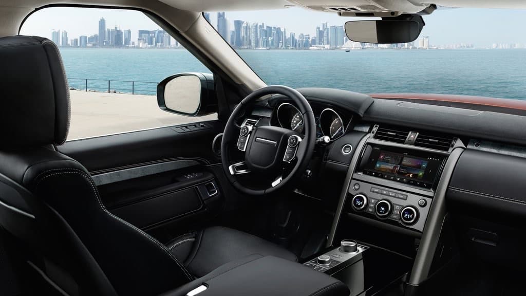 La cabina de la Land Rover Discovery 2017 es sorprendentemente amplia y práctica, pero sobre todo es sumamente lujosa, y no muy distinta a las de sus hermanas mayores las Range Rover y Range Rover Sport con quienes comparte su arquitectura.