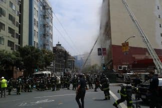 El humo salía de varios pisos del edificio, sin embargo, en ningún momento se pudieron ver flamas desde la calle. (Imagen de SCOTT MORRIS/ Bay City News)