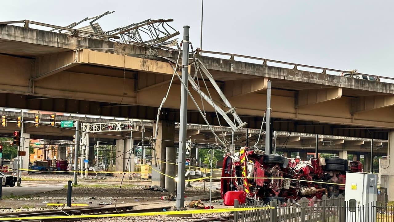 El camión de bomberos cayó sobre las vías del tren, derribando algunas líneas eléctricas.