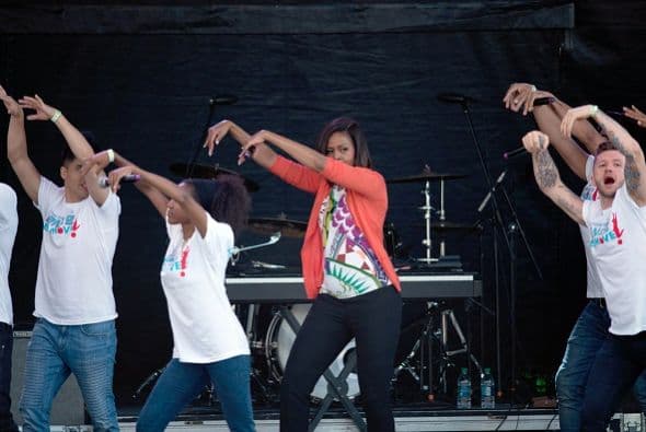 Michelle aprovechó para bailar con el elenco de 'So You Think You Can Dance All Stars'.