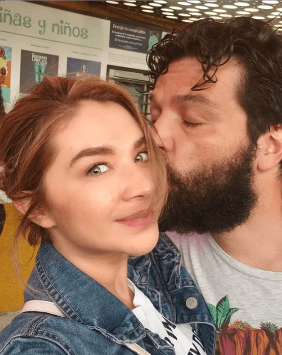 El pasado 14 de febrero la actriz publicó esta imagen con motivo del Día del amor y la amistad con un cariñoso mensaje: "Yo nunca antes quise festejar este día, hasta que llegaste... Kimo".