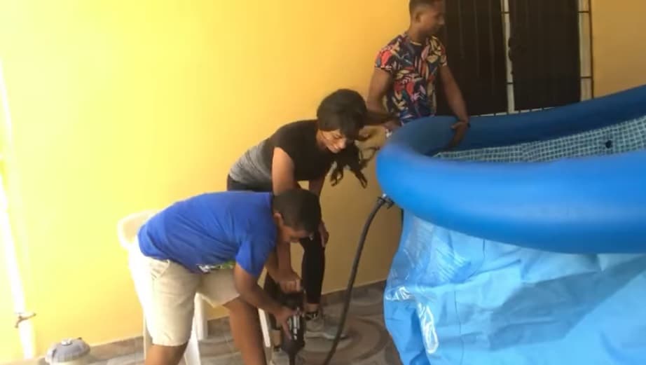 Francisca sorprendió a los pequeños inflando una piscina en el patio de la casa de su madre, por lo que no dudó en acercarse y ayudarlos a bombear aire. Las risas, juegos y bromas del momento quedaron plasmados en un video que nuestra conductora publicó en Facebook.
<br>