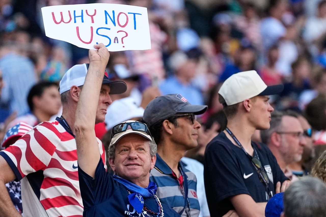 Aficionados reaccionan durante el partido de octavos de final de la Copa del Mundo de fútbol entre Estados Unidos y Bélgica en Seattle, el lunes 6 de julio de 2026.