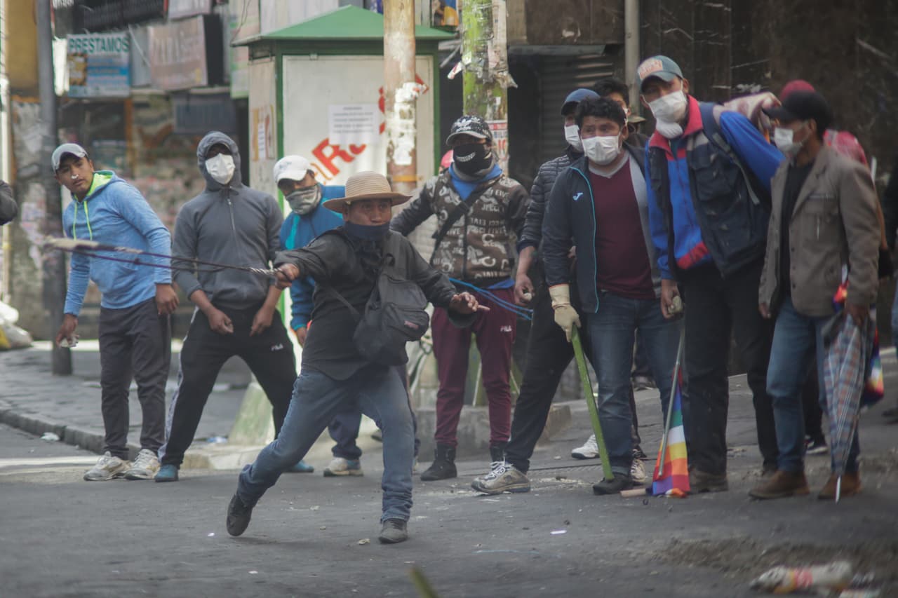 La Defensoría del Pueblo lamentó las muertes en la operación conjunta entre la policía y el ejército y pidió al gobierno interino que investigue si las fuerzas de seguridad actuaron en los límites de la constitución y los protocolos internacionales de respeto de los derechos humanos.