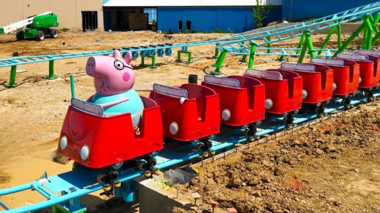 La montaña rusa del Parque de Peppa Pig ha sido instalada, siendo una de las tres principales atracciones de este parque temático.